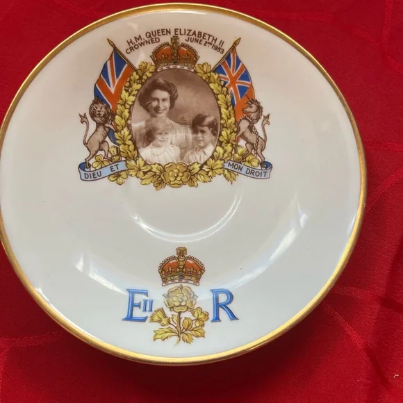 White and Gold Royal Accents Decor Set - Picture 2 of 7